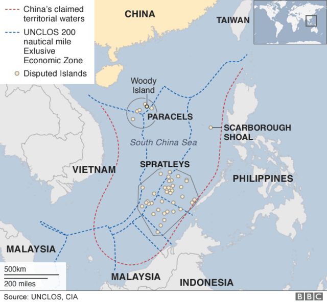 南シナ海で中国が主張する領海（赤の線）と周辺国の排他的経済水域（EEZ）（青の線）