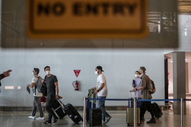 Sejumlah Warga Negara Asing (WNA) berjalan di area kedatangan internasional setibanya di Terminal 3 Bandara Internasional Soekarno-Hatta, Tangerang, Banten, Senin (29/11