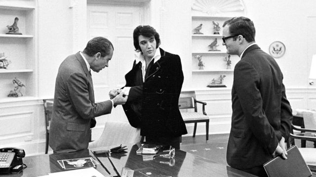 Richard Nixon, Elvis Presley y Bud Krogh, en la Oficina Oval