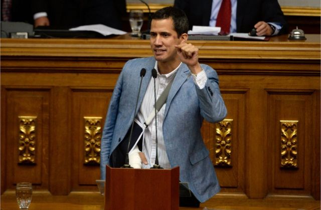 Guaido protestolarda yaralandıktan sonra Ulusal Meclis'te kolunda sargıyla konuşmuştu