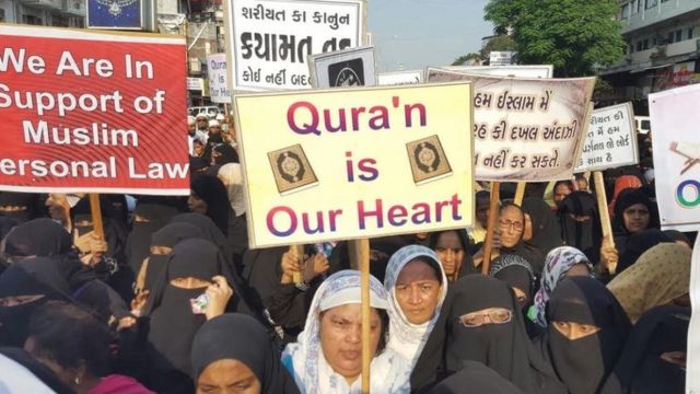 सूरत में मुस्लिम महिलाओं का प्रदर्शन