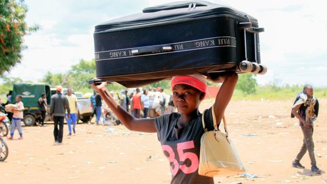 A woman carries a suitcase on her head at the border post of Chissanda in Dundo on the Angola and DR Congo border - Saturday 20 October 2018