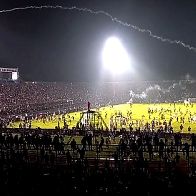 Tragedi Stadion Kanjuruhan: Menit-menit Mematikan, ‘jeritan, Tergeletak ...