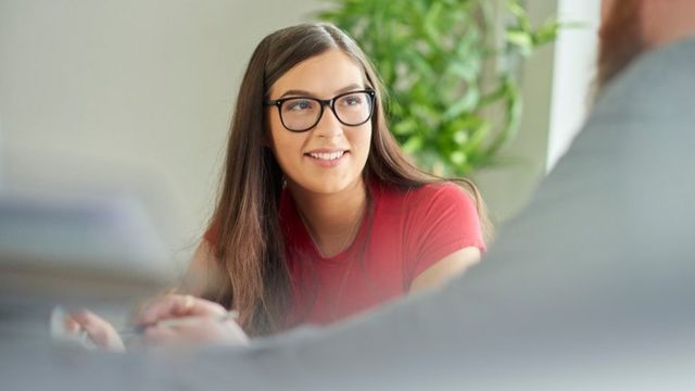 Una joven que sonríe durante una entrevista de trabajo