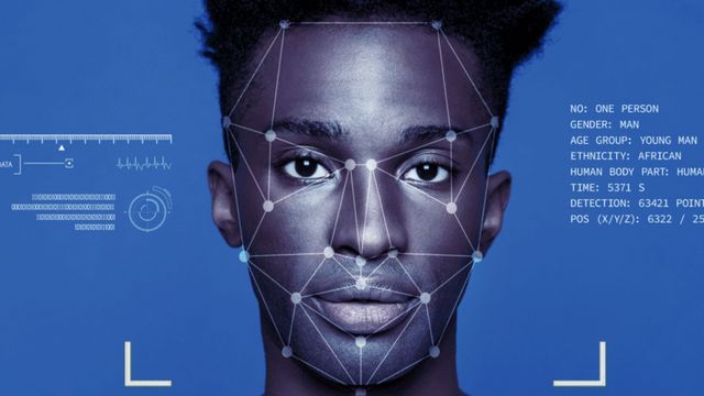 Homme avec logiciel de reconnaissance faciale superposé