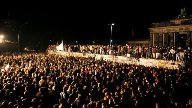 13 ноября 1989 года. Берлинцы празднуют падение стены