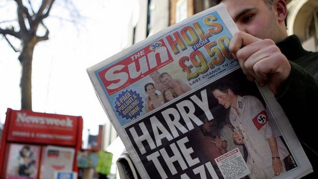 Первая страница британского таблоида с фотографией Гарри в непродуманном карнавальном костюме.