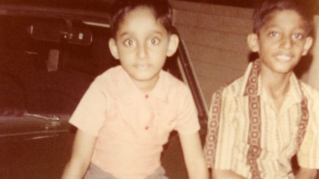 Sundar Pichai, a la derecha, junto a su hermano en India.