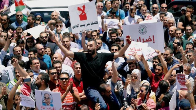 شارك آلاف الأردنيين في إضراب احتجاجا على زيادة الضرائب