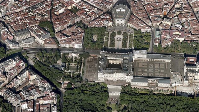 Vista aérea del Palacio Real y alrededores (Madrid, España)
