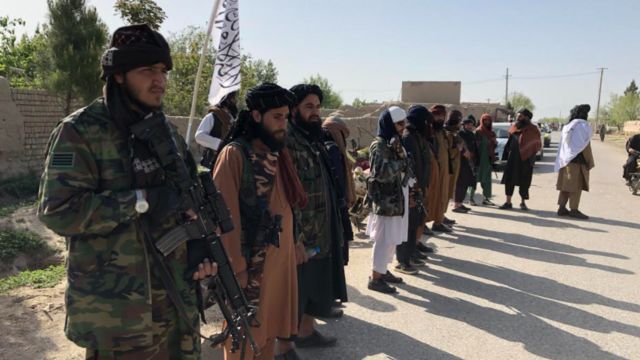 مقاتلو طالبان عند نقطة تفتيش