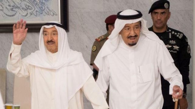 شیخ صباح (چپ) در کنار ملک سلمان، پادشاه عربستان در سال ۲۰۱۷