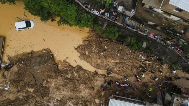 Carro boiando em área alagadas em vista aérea