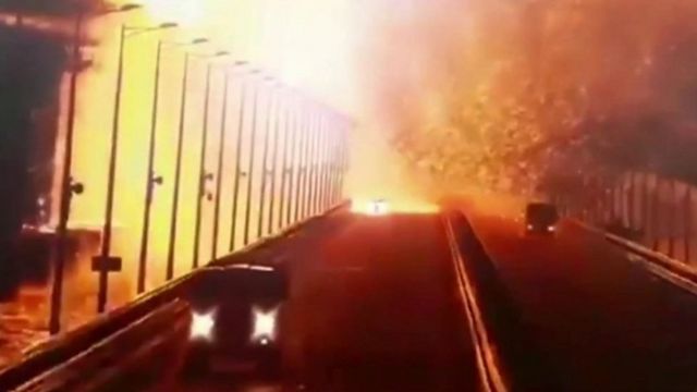 Cenas da parte da ponte incendiada após explosão