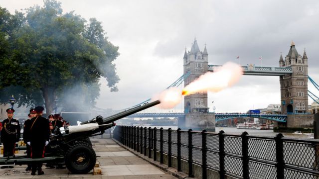 المدفعية تطلق طلقات التحية أمام جسر البرج في العاصمة لندن
