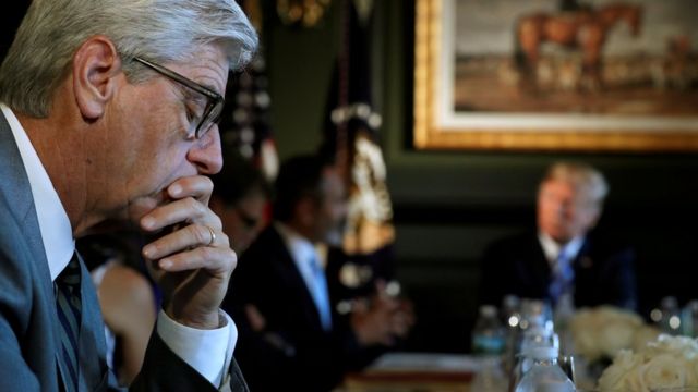 El gobernador de Misisipi, Phil Bryant, en una reunión con el presidente Donald Trump y otros hombres