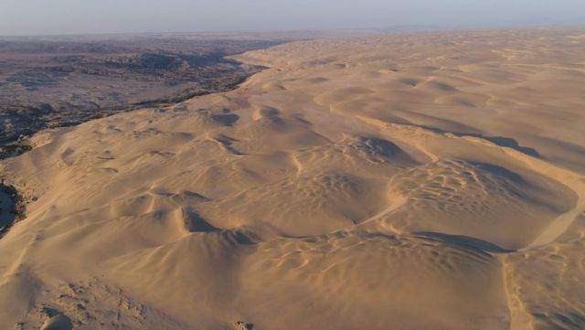 Dunes à la frontière de l'Angola et de la Namibie  -  124766886 15100bc9 0808 4b10 8a93 ed9c7ae57ee2 - HERITAGE CULTUREL : 10 curiosités qui unissent l&rsquo;Angola et le Brésil
