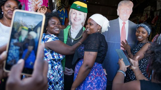 Raia wakipigwa picha na picha za Hillary Clinton na Donald Trump ubalozi wa Marekani mjini Dar es Salaam, Tanzania mnamo Novemba 7, 2016.