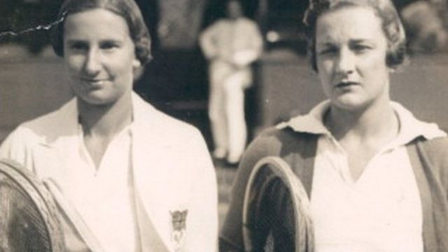 Les joueuses de tennis Helen Jacobs et Dorothy Rand quittent le terrain après que Rand ait battu Jacobs lors de la finale de Wimbledon, le 10 juillet 1934.