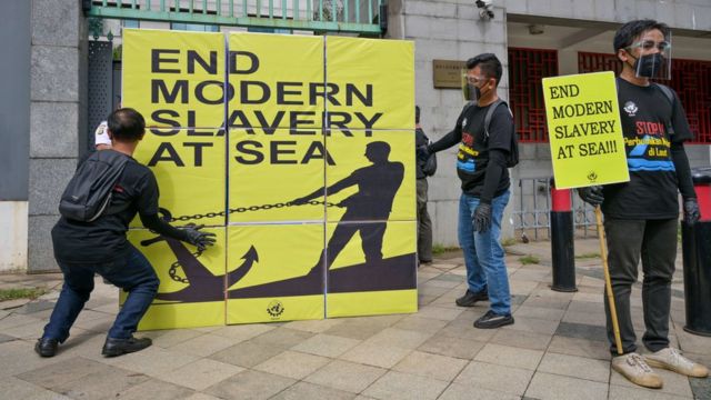 前不久，印尼当地工会组织到中国驻印尼大使馆抗议一些中国渔船涉嫌虐待剥削印尼籍渔工。(photo:BBC)