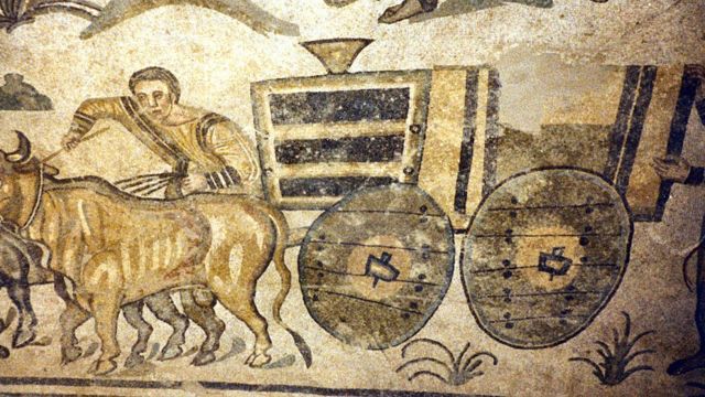 Mosaico de Villa Romana del Casale (Piazza Armerina) en el que se puede ver cómo están las ruedas fijadas a los ejes.