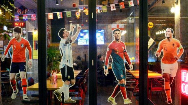 Cartazes de Son Heung-min, Lionel Messi, Cristiano Ronaldo e Virgil van Dijk são vistos em um restaurante em 20 de novembro de 2022 em Xangai, na China