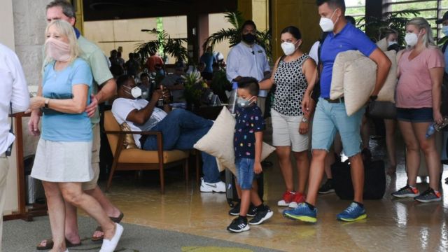 Turistas son evacuados de hoteles de Cancún.