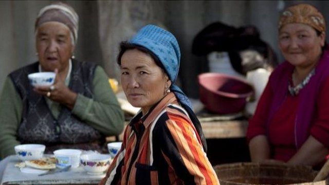 Qırğızıstanın şimalındakı Narın əyalətinin Koçkor şəhərində çay içən qadınlar