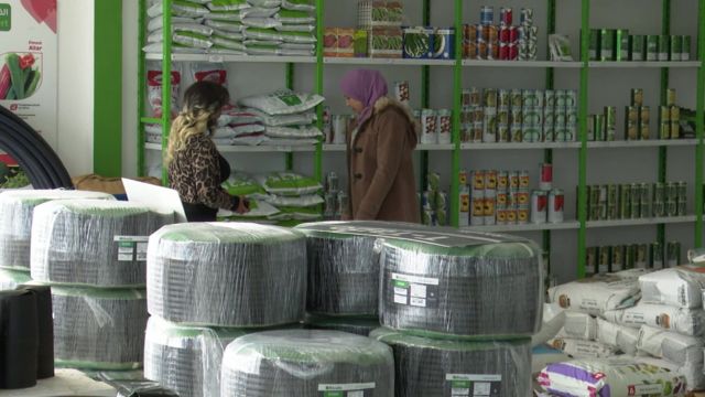 مزارعة تونسية في متجر للأسمدة