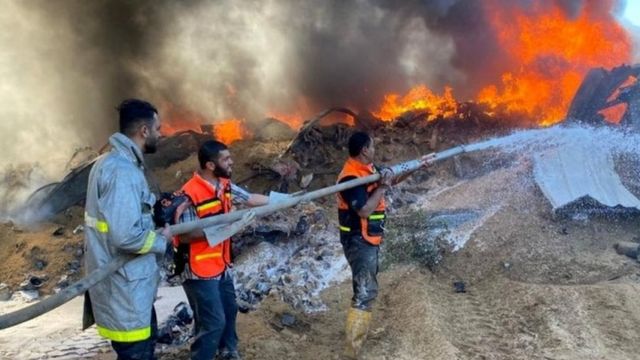 نيران مشتعلة جراء القصف الاسرائيلي على غزة