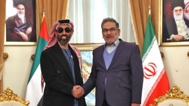 طحنون بن زايد، مستشار الأمن القومي الإمراني، أثناء لقاء مع نظيره الإيراني علي شمخاني