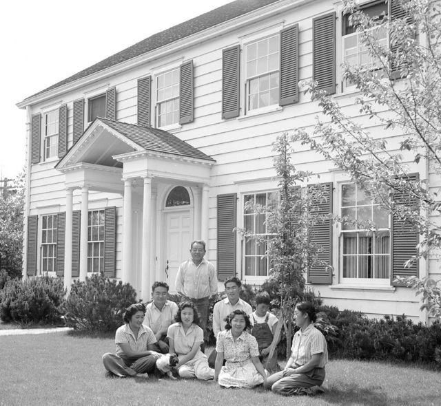 A família Shibuya no gramado em frente à sua casa em Mountain View, Califórnia, antes da evacuação para os campos da Autoridade de Realocação de Guerra, em 18 de abril de 1942