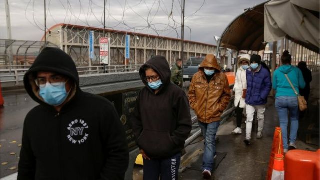 Personas cruzan un puente fronterizo entre México y EE.UU.