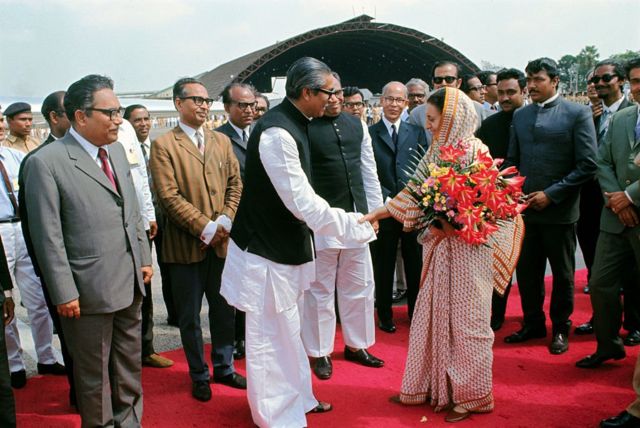 তেজগাঁও বিমানবন্দরে মিসেস গান্ধীকে বিদায় জানাচ্ছেন শেখ মুজিব।