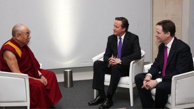 2012年，英国首相卡梅伦与副首相克莱格一起会见西藏流亡精神领袖达赖喇嘛。
