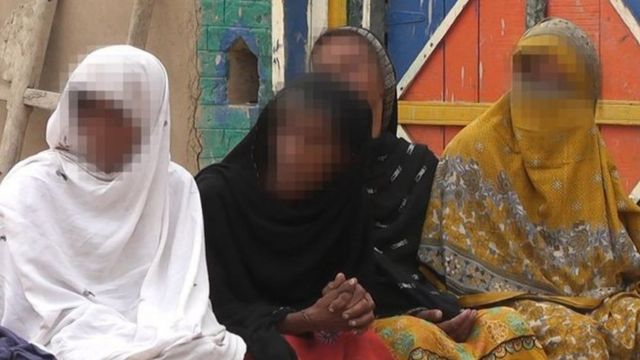 Seorang Anak Perempuan Di Pakistan Dipaksa Berjalan Dengan Telanjang