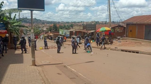 Polisi wakishika doria karibu na Chuo Kikuu cha Makerere