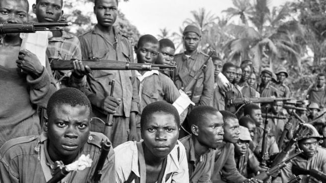 Groupe de soldats biafrais armés vu pendant le conflit biafrais - 11 juin 1968