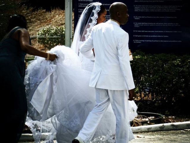 Novio y novia vestidos de blanco rumbo a su boda