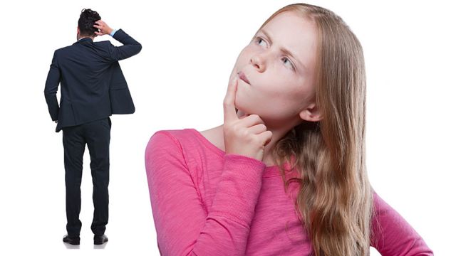 Niña con expresión de pregunta y hombre rascándose la cabeza