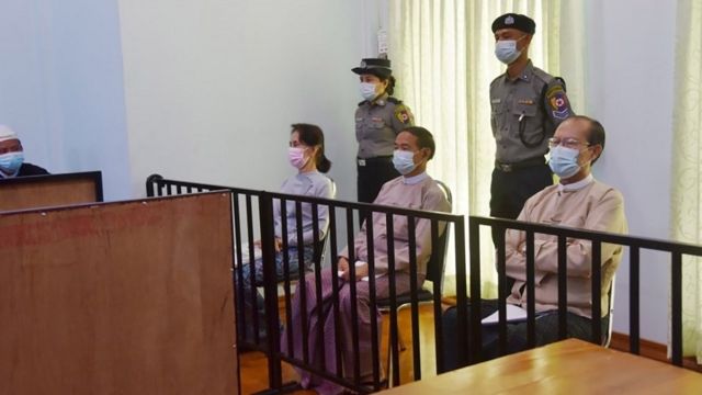 Суд над Аун Сан Су Чжи, президентом страны и одним из членов партии "Национальная лига за демократию"