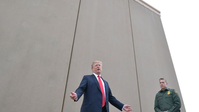 Trump y un prototipo de muro