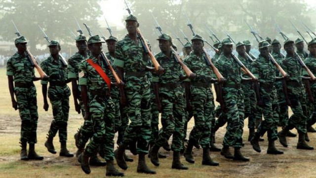 Des militaires Gambiens en parade. Yahya Jammeh a déployé l'armée dans des endroits stratégiques de la capitale.