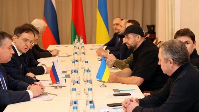Russian and Ukrainian representatives at a peace agreement meeting