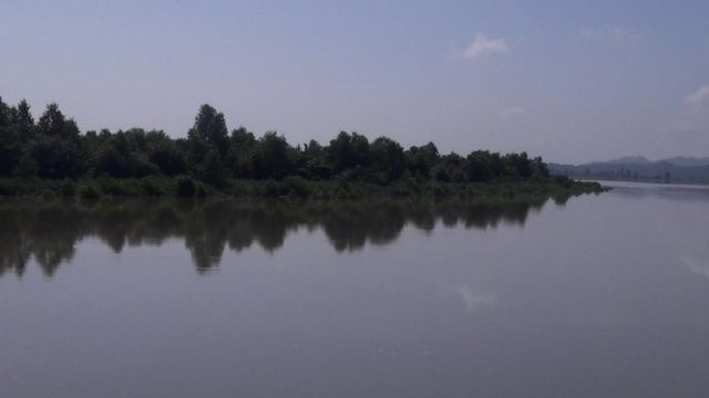 নাফ নদী দিয়ে বাংলাদেশে-বার্মা সীমান্তের একটি অংশ নির্ধারিত।