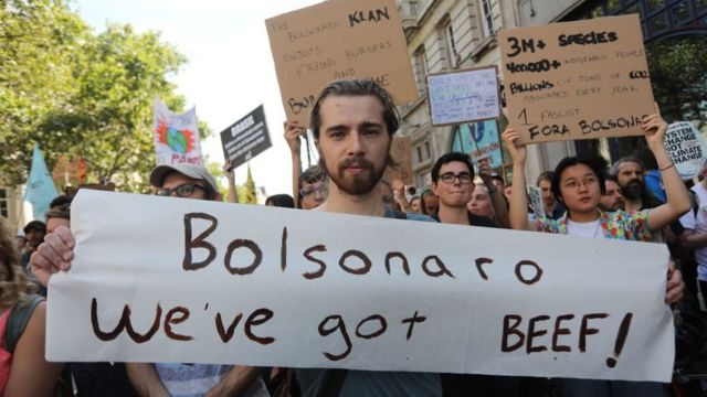 Protesto em defesa da Amazônia e contra as mudanças climáticas na embaixada brasileira em Londres em 2019