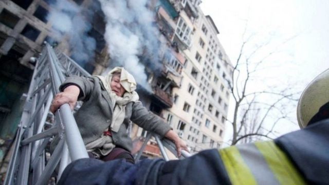 Seorang ibu di Kyiv, ibu kota Ukraina, diselamatkan karena apartemennya digempur.