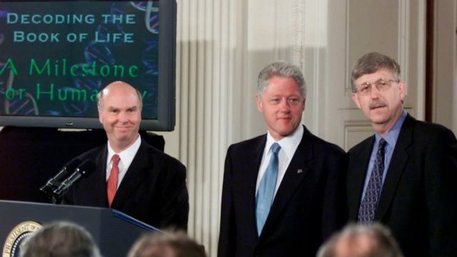 Bill Clinton y los científicos Craig Venter (izq) y Francis Collins.