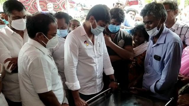 அஞ்சலி செலுத்தும் உதயநிதி