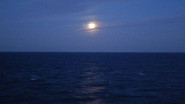 vista de la luna sobre el mar